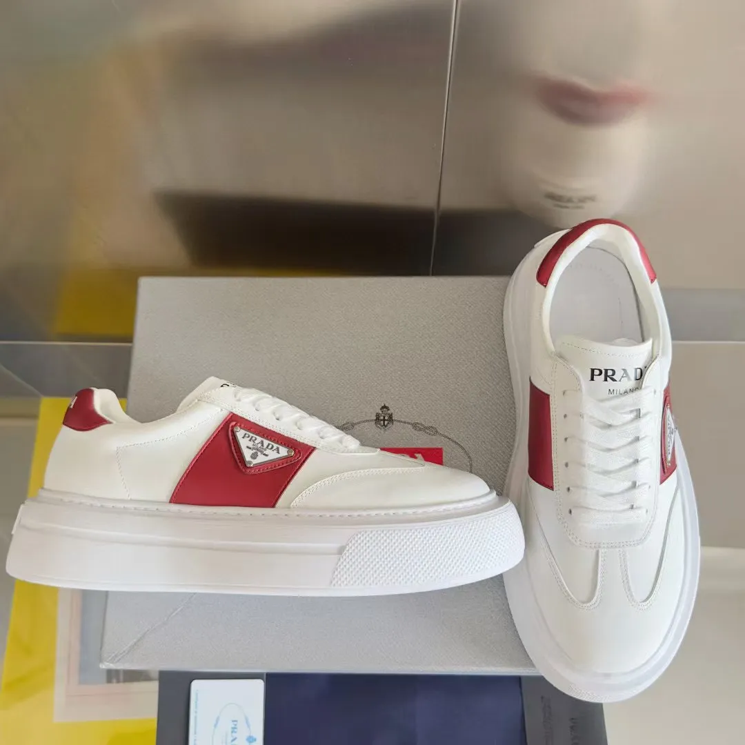 👟👟Ex-factory price 600👟👟 Couple model Prada Latest Couple model Triangle logo Thick sole Casual white shoes Sneakers Original purchase development and production This sneaker combines simple lines and distinctive details into a modern design. The leather upper presents a refined silhouette, with the Prada contrasting logo embellished on the tongue and side inserts. Exquisite packaging at the delivery counter 🛍📦 ▪️Fabric: Original custom imported cowhide material ▪️Lining: Original custom made soft sheepskin ▪️Sole: Original molded non-slip rubber outsole ▪️Sole thickness: 4CM ▪️Size: Women's 35-40 / Men's 39-45